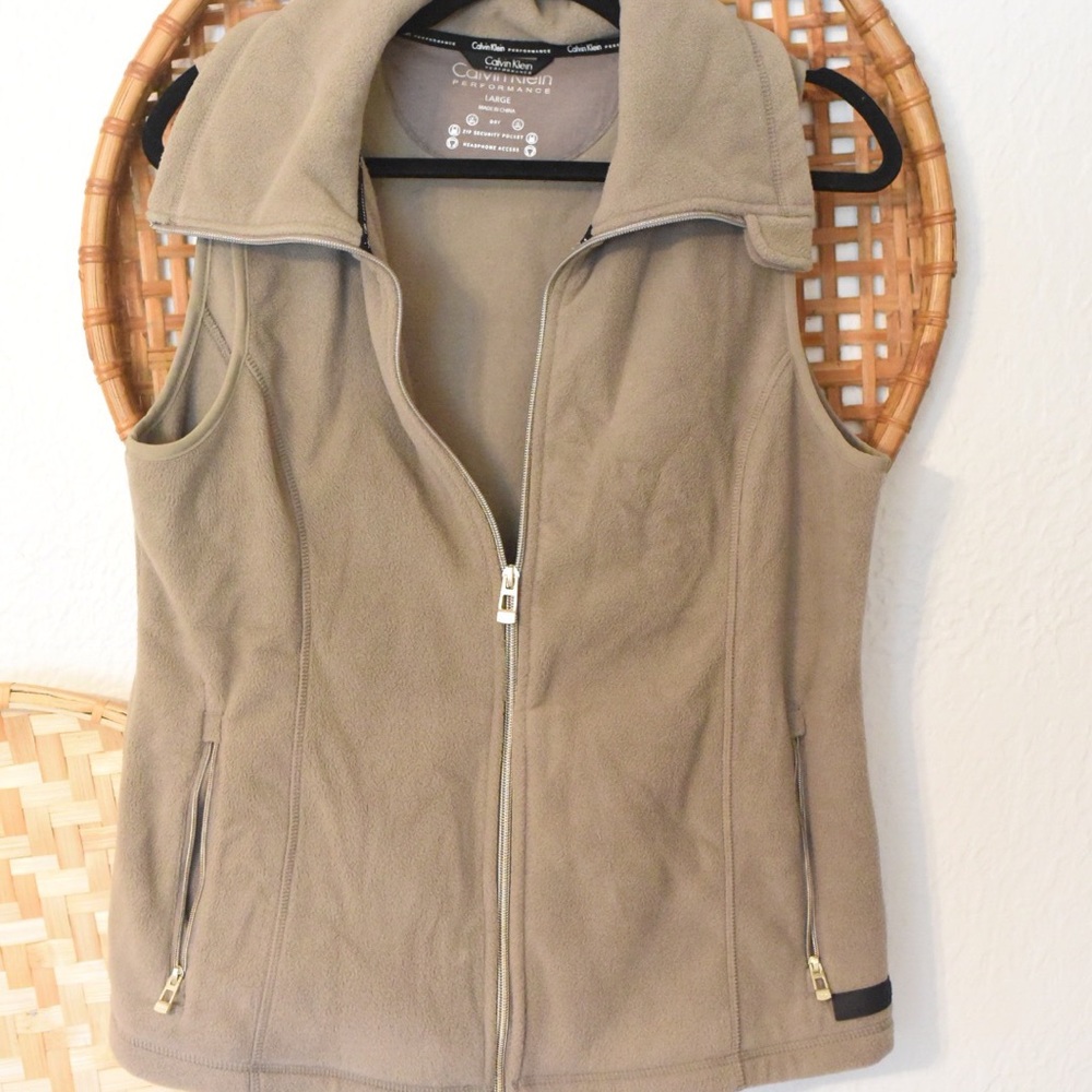 C A L V I N   K L E I N • fleece tan vest